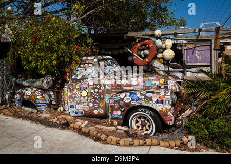 Alten verrosteten Lastwagen bedeckt in Aufkleber, b.o. Restaurant, Key West, Florida Stockfoto