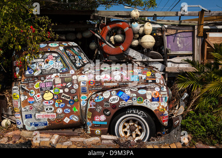 Alten verrosteten Lastwagen bedeckt in Aufkleber, b.o. Restaurant, Key West, Florida Stockfoto