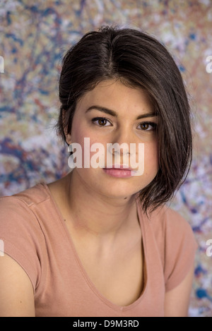 Selbstbewusstes, attraktives 16-jähriges Mädchen mit asymmetrischer Pixie-Frisur Stockfoto