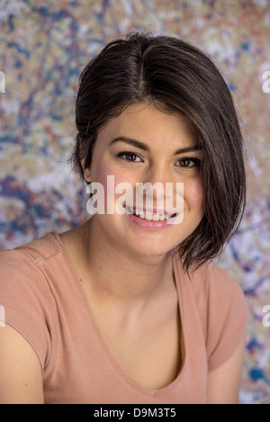 Selbstbewusstes, attraktives 16-jähriges Mädchen mit asymmetrischer Pixie-Frisur Stockfoto