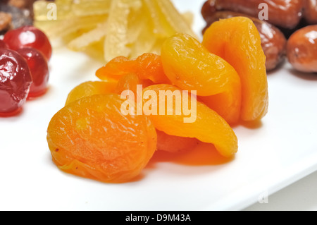 Closeup auf getrocknete Aprikosen in einen Teller mit anderen Trockenfrüchten Stockfoto