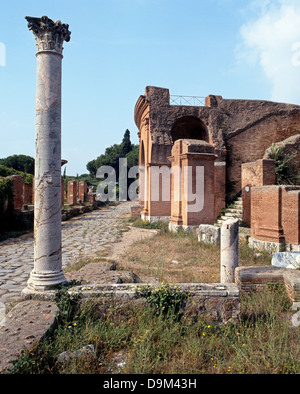 Ruinen und Spalten in der antiken römischen Stadt Ostia Antica, Rom, Latium, Italien, Europa. Stockfoto