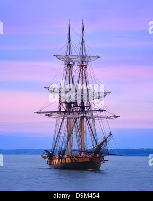 Die USS Niagara flott an einem wunderschönen Sommerabend nach Sonnenuntergang auf dem Eriesee in Erie, Pennsylvania, dem Heimathafen, USA Stockfoto