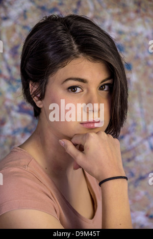 Selbstbewusstes, attraktives 16-jähriges Mädchen mit asymmetrischer Pixie-Frisur Stockfoto