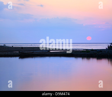 Ein buntes Sonnenuntergang über den Eriesee an der Mündung des Elk Creek in der Nähe von Lake City, Pennsylvania, USA Stockfoto