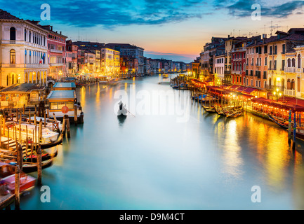 berühmte grand Canale von Rialto-Brücke zur blauen Stunde, Venedig, Italien Stockfoto