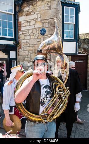 Mann mit Sousaember humorvoll marschierenden Blaskapelle Biertrinken, alte Gaffers Festival, Yarmouth, Isle Of Wight Stockfoto