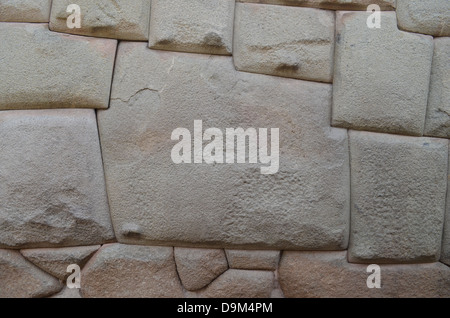 Berühmten Inka geschnitzt 12 abgewinkelt Stein in der Wand Hatun Rumyuc in Cuzco Stockfoto