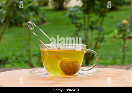 Tasse Tee im Garten Stockfoto