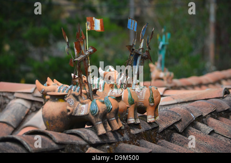 "Toritos de Pucara" freuen Keramik Bullen, die traditionell auf den Dächern der Häuser bringen gut platziert auf der Familie. Cuzco, Peru Stockfoto