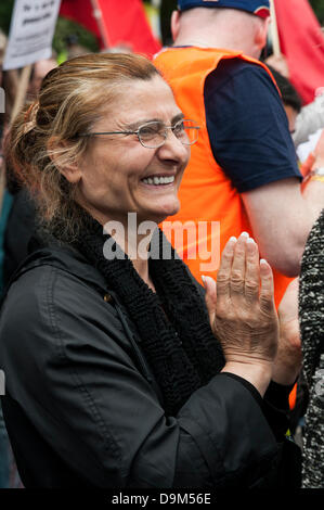 London, UK. 21. Juni 2013. Demonstranten vor der türkischen Botschaft in London bei einer Demonstration von der International Federation of Transport Workers in Solidarität mit Türken Repressionen nach Protesten über die Zukunft der Taksim-Platz in Istanbul genannt. Bildnachweis: David Isaacson/Alamy Live-Nachrichten Stockfoto