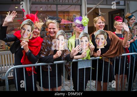 Königlichen Gönner warten mit Masken von König Willem-Alexander und Maxima der Königin der Niederlande für das neue Königspaar besucht die Provinz Zeeland während ihrer Tour durch die Niederlande als neuen König und Königin. Der König und die Königin besuchen Sie Middelburg, Goes und Zierikzee, 12. Juni 2013. Foto: Patrick van Katwijk / Niederlande und Frankreich; OUT/Dpa/Alamy Live News Stockfoto