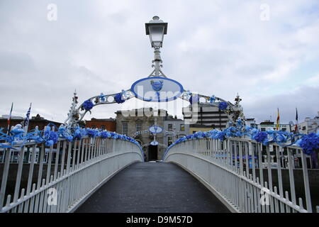 Dublin, Irland. 22. Juni 2013. Die Ha'penny-Brücke ist für globale Schlümpfe Tag mit blauen Blüten und kleine Schlumpf Figuren dekoriert. Schauspieler verkleidet als Papa Schlumpf und Schlumpfine posierte an Dublins Ha'penny Brücke in eine Förderung für den kommenden Film "Die Schlümpfe 2". Der Fototermin fand am globalen Schlümpfe Tag rund um den Geburtstag von die Schlümpfe Schöpfer Payo gefeiert wird. Bildnachweis: Michael Debets/Alamy Live-Nachrichten Stockfoto