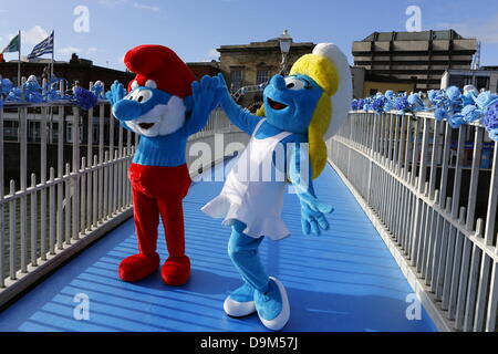 Dublin, Irland. 22. Juni 2013. Schauspieler verkleidete wie Papa Schlumpf (L) und Schlumpfine (R) auf der Ha'penny-Brücke auf die Foto-Shooting für den kommenden "die Schlümpfe 2" Film darstellen. Schauspieler verkleidet als Papa Schlumpf und Schlumpfine posierte an Dublins Ha'penny Brücke in eine Förderung für den kommenden Film "Die Schlümpfe 2". Der Fototermin fand am globalen Schlümpfe Tag rund um den Geburtstag von die Schlümpfe Schöpfer Payo gefeiert wird. Bildnachweis: Michael Debets/Alamy Live-Nachrichten Stockfoto