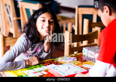 Tochter spielen Brettspiel Stockfoto