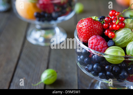 Gemischte Beeren in einer durchsichtigen Schüssel, Nahaufnahme Stockfoto