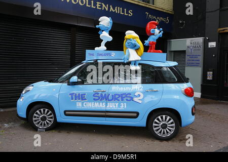 Dublin, Irland. 22. Juni 2013. Abgebildet ist ein Auto, das für den kommenden "Die Schlümpfe 2" Film mit Schlumpf Figuren geschmückt ist. Schauspieler verkleidet als Papa Schlumpf und Schlumpfine posierte an Dublins Ha'penny Brücke in eine Förderung für den kommenden Film "Die Schlümpfe 2". Der Fototermin fand am globalen Schlümpfe Tag rund um den Geburtstag von die Schlümpfe Schöpfer Payo gefeiert wird. Bildnachweis: Michael Debets/Alamy Live-Nachrichten Stockfoto