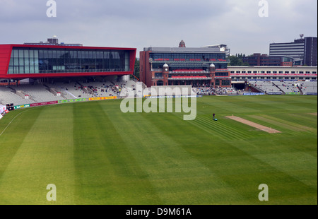 der renovierten Pavillon und den Zeitpunkt der Emirate old Trafford Cricket ground, Manchester, uk Stockfoto