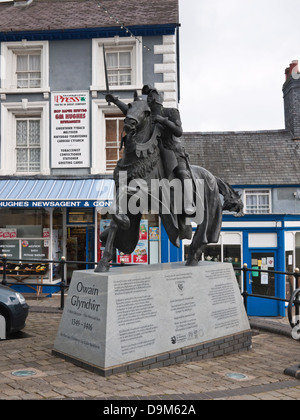 Statue zu Owain Glyndwr (1349-1416) in Denbighshire Stadt von Corwen, Nordwales Stockfoto