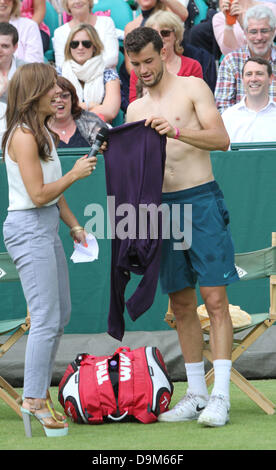 Buckinghamshire, Großbritannien. 21. Juni 2013.  Grigor Dmitrov (Bulgarien) spielt Jerzy Janowicz (Polen) bei The Boodles Tennis Challenge statt bei Stoke Park, Buckinghamshire, UK - 21. Juni 2013 Foto von Keith Mayhew/Alamy Live News Stockfoto