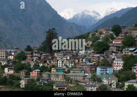 Kleine Gärtner Stammes-Stadt Bharmour überspannt einen Hang in das Budhil Tal von Himachal Pradesh, Indien Stockfoto