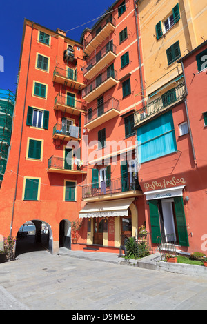 Promenade und Häuser in Camogli, kleine Stadt in Ligurien, Italien - nur zur redaktionellen Verwendung Stockfoto