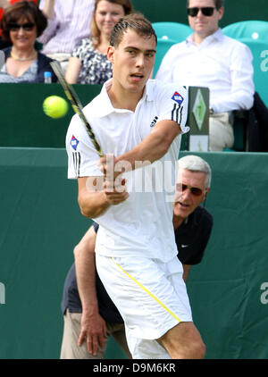 Buckinghamshire, Großbritannien. 21. Juni 2013.  Jerzy Janowicz (Polen) spielt Grigor Dmitrov (Bulgarien) bei The Boodles Tennis Challenge statt bei Stoke Park, Buckinghamshire, UK - 21. Juni 2013 Foto von Keith Mayhew/Alamy Live News Stockfoto