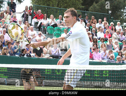 Buckinghamshire, Großbritannien. 21. Juni 2013.  Jerzy Janowicz (Polen) spielt Grigor Dmitrov (Bulgarien) bei The Boodles Tennis Challenge statt bei Stoke Park, Buckinghamshire, UK - 21. Juni 2013 Foto von Keith Mayhew/Alamy Live News Stockfoto