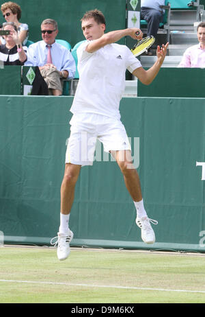 Buckinghamshire, Großbritannien. 21. Juni 2013.  Jerzy Janowicz (Polen) spielt Grigor Dmitrov (Bulgarien) bei The Boodles Tennis Challenge statt bei Stoke Park, Buckinghamshire, UK - 21. Juni 2013 Foto von Keith Mayhew/Alamy Live News Stockfoto