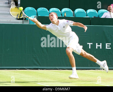 Buckinghamshire, Großbritannien. 21. Juni 2013.  Jerzy Janowicz (Polen) spielt Grigor Dmitrov (Bulgarien) bei The Boodles Tennis Challenge statt bei Stoke Park, Buckinghamshire, UK - 21. Juni 2013 Foto von Keith Mayhew/Alamy Live News Stockfoto