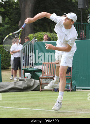 Buckinghamshire, Großbritannien. 21. Juni 2013.  Sam Querrey (USA) spielt Alexandr Dolgopolov (Ukraine) bei The Boodles Tennis Challenge statt bei Stoke Park, Buckinghamshire, UK - 21. Juni 2013 Foto von Keith Mayhew/Alamy Live News Stockfoto