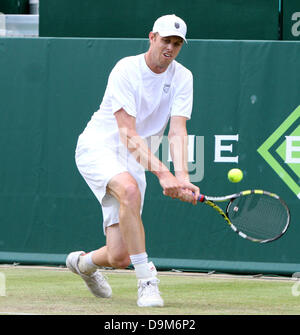 Buckinghamshire, Großbritannien. 21. Juni 2013.  Sam Querrey (USA) spielt Alexandr Dolgopolov (Ukraine) bei The Boodles Tennis Challenge statt bei Stoke Park, Buckinghamshire, UK - 21. Juni 2013 Foto von Keith Mayhew/Alamy Live News Stockfoto