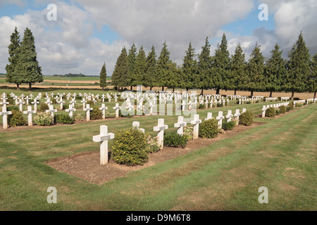 Reihen von Kreuzen in der Rancourt Französisch Friedhof Rancourt, Somme, Picardie, Frankreich. Stockfoto