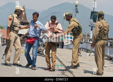 Srinagar, indisch verwalteten Teil Kaschmirs 22. Juni 2013.Indian Polizisten Frisk Fotojournalisten nach zwei indische Polizisten wurden getötet durch vermutete Militants in Srinagar, der Sommer, die Hauptstadt des indischen Kashmir.Security verabreicht wurde in Kaschmir, besonders der Sommer Kapital Stadt von Srinagar, vor Besuch der indische Premierminister Manmohan Singh zu dem umstrittenen Himalaya-Gebiet aufgepeppt.  (Sofi Suhail / Alamy Live News) Stockfoto