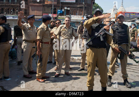 Srinagar, indisch verwalteten Kaschmir 22. Juni 2013. Indische Polizisten sichert das Gebiet nach mutmaßliche Extremisten ihre zwei Kollegen in Srinagar getötet, im Sommer, die Hauptstadt des indischen Kashmir.Security verabreicht hat in Kaschmir, besonders der Sommer Kapital Stadt von Srinagar, vor Besuch der indische Premierminister Manmohan Singh zu dem umstrittenen Himalaya-Gebiet aufgepeppt worden.  (Sofi Suhail / Alamy Live News) Stockfoto