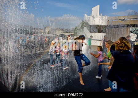Kinder und Erwachsene spielen in der Wasserspiele am Southbank auf der Themse Festival, London, UK 2008 Stockfoto