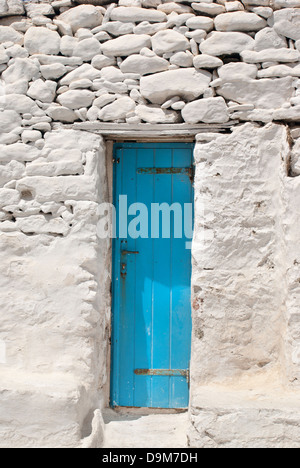 Traditionelle griechische Tür mit Blumen auf der Insel Mykonos, Griechenland Stockfoto