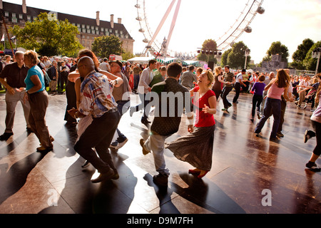 Die Menschen tanzen auf dem Southbank Festival, London, UK Stockfoto