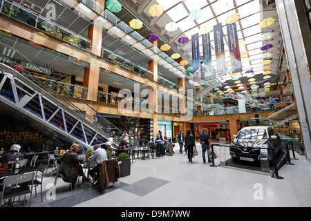 Innere des Illa Carlemany Einkaufszentrum in Andorra la Vella andorra Stockfoto