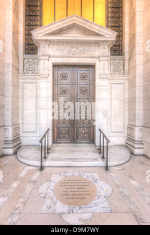 Bronzetüren schmücken den Haupteingang an der New York Public Library Beaux-Arts Stephen A. Schwarzman Building in New York City Stockfoto