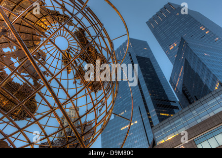 Der Stahl Welt außerhalb von Trump International Hotel und die Türme von Time Warner Center in Columbus Circle in New York City. Stockfoto