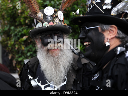 Mitglieder der Hunters Moon Morris Tänzer aus Eastbourne East Sussex UK Stockfoto