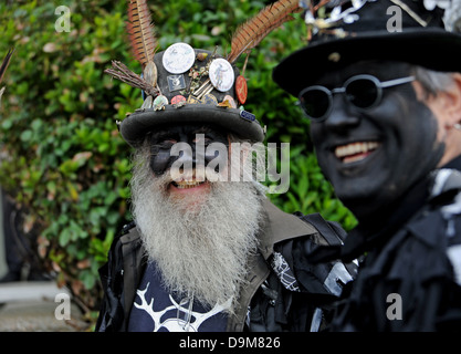 Mitglieder der Hunters Moon Morris Tänzer aus Eastbourne East Sussex UK Stockfoto