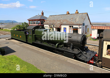 Erhaltene GWR 5101 Klasse Dampf Lok No.4160 im blauen Anker Bahnhof an der West Somerset Railway Stockfoto