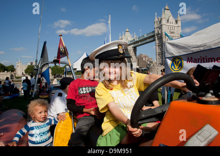 Thames Festival 2009, Töpfer Feld Park. Kinder, einem kleinen Rettungsboot auszuprobieren. Stockfoto