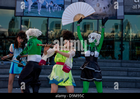 Thames Festival 2009. Die koreanische Monster Theater, Sorea, Durchführung einer Mischung aus zeitgenössischen Tanz und Musik Stockfoto