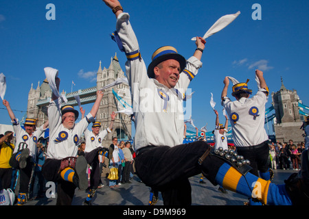 Thames Festival 2009. Die Hammersmith Morris Männer vor Tower Bridge. Stockfoto