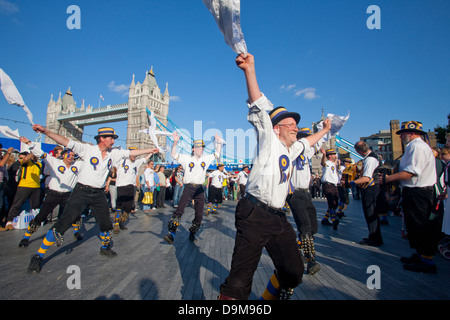 Thames Festival 2009. Die Hammersmith Morris Männer vor Tower Bridge. Stockfoto