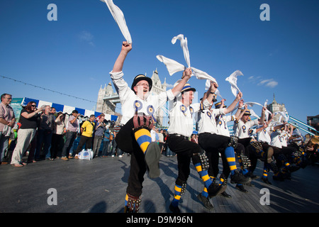 Thames Festival 2009. Die Hammersmith Morris Männer vor Tower Bridge. Stockfoto