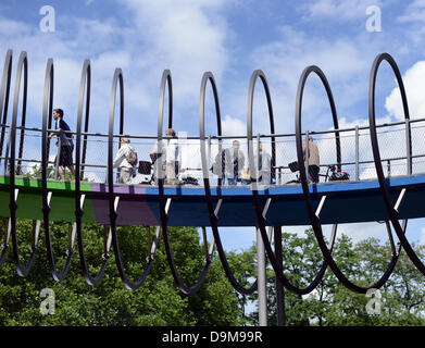 Besucher der internationalen Kunstausstellung Emscherkunst 2013 überqueren "Slinky Springs zu Ruhm Brücke" von Tobias Rehberger in Oberhausen, Deutschland, 22. Juni 2013. Vom 22. Juni bis 6. Oktober 2013 sind entlang des Flusses Emscher 30 Kunstwerke ausgestellt. Foto: CAROLINE SEIDEL Stockfoto